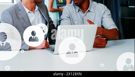 Immagine di più icone di profilo su diversi imprenditori che discutono in ufficio Foto Stock