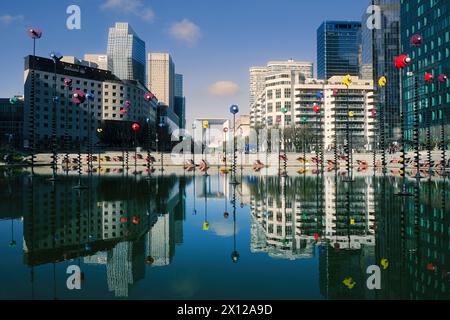 Parigi, Francia - 6 marzo 2024. Piscina Takis con sculture e riflessi a la Defense, un importante quartiere finanziario di Parigi, in Francia. Foto Stock