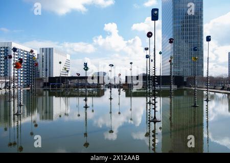 Parigi, Francia - 6 marzo 2024. Piscina Takis con sculture e riflessi a la Defense, un importante quartiere finanziario di Parigi, in Francia. Foto Stock