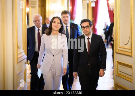 15 aprile 2024, Francia, Parigi: Annalena Baerbock (2° da sinistra, Alleanza 90/Verdi), ministro degli Esteri, Stéphane Séjourné [r, ministro degli Esteri francese, insieme a Josep Borrell (l), rappresentante per gli affari esteri dell'Unione europea (UE), e Janez Lenarcic (2° da destra), Commissario UE per la gestione delle crisi, arrivano a una conferenza stampa in vista della riunione ministeriale per sostenere le iniziative di pace in Sudan. Un anno dopo l'inizio del conflitto in Sudan, la Francia sta organizzando una conferenza di aiuti insieme alla Germania e all'Unione europea per sostenere iniziative di pace per il paese in cui è stato coinvolto Foto Stock