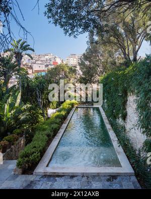 Piscina privata sulla terrazza di Mimi Calpe, villa di lusso francese degli anni '1950 e hotel a Tangeri, Marocco Foto Stock