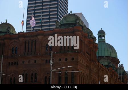 Sydney, Australia. 15 aprile 2024. Le bandiere in cima al Queen Victoria Building volano a mezz'asta per piangere le vittime dell'attacco all'interno del Westfield Shopping Centre a Bondi Junction a Sydney, Australia, 15 aprile 2024. Credito: Ma Ping/Xinhua/Alamy Live News Foto Stock