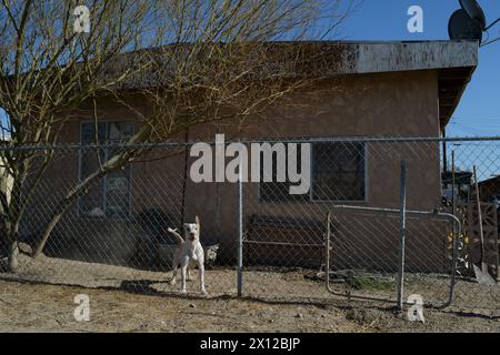 Salton City: Un tempo una città di villeggiatura, ora si confronta con le sfide ambientali. La comunità resiliente persiste in mezzo al declino e all'abbandono Foto Stock