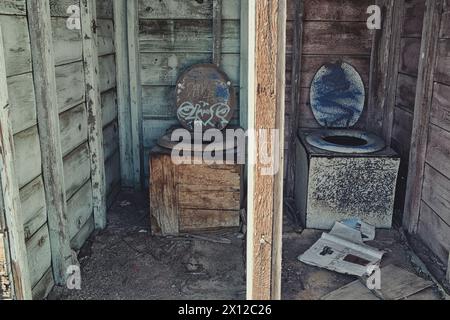 Salton City: Un tempo una città di villeggiatura, ora si confronta con le sfide ambientali. La comunità resiliente persiste in mezzo al declino e all'abbandono Foto Stock