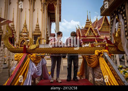 Bangkok, Thailandia. 15 aprile 2024. Le persone partecipano alla creazione di meriti come parte di un tradizionale festival di Songkran al Wat That a Khon Kaen, Thailandia, lunedì 15 aprile 2024. (Credit Image: © Andre Malerba/ZUMA Press Wire) SOLO PER USO EDITORIALE! Non per USO commerciale! Crediti: ZUMA Press, Inc./Alamy Live News Foto Stock