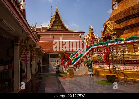 Bangkok, Thailandia. 15 aprile 2024. Le persone partecipano alla creazione di meriti come parte di un tradizionale festival di Songkran al Wat That a Khon Kaen, Thailandia, lunedì 15 aprile 2024. (Credit Image: © Andre Malerba/ZUMA Press Wire) SOLO PER USO EDITORIALE! Non per USO commerciale! Crediti: ZUMA Press, Inc./Alamy Live News Foto Stock