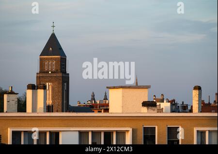 Jette, Bruxelles, Belgio - 13 aprile 2024 - Vista sul tetto dei comuni di Jette e Laeken Foto Stock