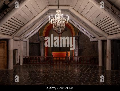 Wieliczka, Polonia, 23 marzo 2024 - struttura di una cappella con soffitto in legno nella miniera di sale di Wieliczka Foto Stock