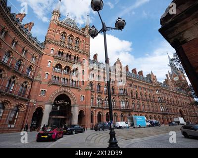 Vista dall'angolo basso dell'iconico St. Pancras Renaissance Hotel, un capolavoro dell'architettura gotica vittoriana progettata da Sir George Gilbert Scott a Londra, Regno Unito. Ex Midland Grand Hotel, questo hotel di lusso classificato Grade i su Euston Road presenta spettacolari mattoni rossi, guglie ornate e archi a punta, che fungono da grande ingresso alla stazione internazionale di St Pancras Foto Stock