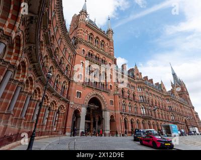 Vista dall'angolo basso dell'iconico St. Pancras Renaissance Hotel, un capolavoro dell'architettura gotica vittoriana progettata da Sir George Gilbert Scott a Londra, Regno Unito. Ex Midland Grand Hotel, questo hotel di lusso classificato Grade i su Euston Road presenta spettacolari mattoni rossi, guglie ornate e archi a punta, che fungono da grande ingresso alla stazione internazionale di St Pancras Foto Stock