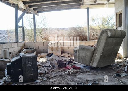 Salton City: Un tempo una città di villeggiatura, ora si confronta con le sfide ambientali. La comunità resiliente persiste in mezzo al declino e all'abbandono Foto Stock