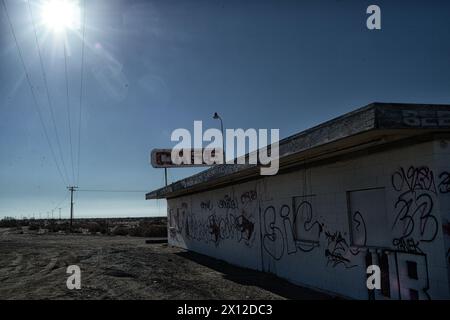 Salton City: Un tempo una città di villeggiatura, ora si confronta con le sfide ambientali. La comunità resiliente persiste in mezzo al declino e all'abbandono Foto Stock