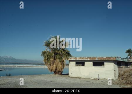 Salton City: Un tempo una città di villeggiatura, ora si confronta con le sfide ambientali. La comunità resiliente persiste in mezzo al declino e all'abbandono Foto Stock