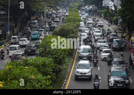 Bandung, Giava Occidentale, Indonesia. 15 aprile 2024. Centinaia di viaggiatori di auto e moto sono rimasti bloccati in ingorghi sulle strade della città, mentre erano diretti al casello di Pasteur per andare in varie grandi città dopo essere tornati a casa per Eid nelle loro città natale per celebrare Eid al Fitr con le loro famiglie che segna il fine del mese santo del Ramadan. (Credit Image: © Dimas Rachmatsyah/ZUMA Press Wire) SOLO PER USO EDITORIALE! Non per USO commerciale! Crediti: ZUMA Press, Inc./Alamy Live News Foto Stock