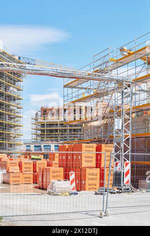 Baustelle, Neubau eines mehrstöckigen Gebäudes bei Sonnenschein Foto Stock