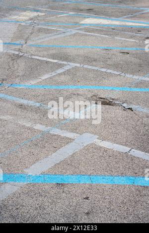 Verwirrende Linien auf einem Parkplatz Foto Stock