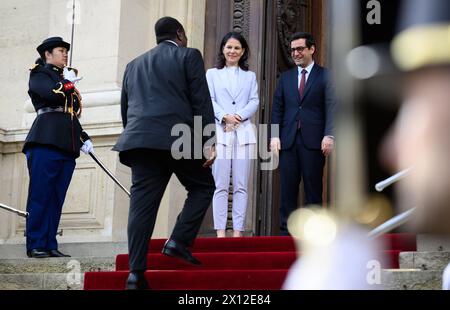 Parigi, Francia. 15 aprile 2024. Annalena Baerbock (3° da sinistra, Alleanza 90/Verdi), Ministro degli Esteri, Stéphane Séjourné, Ministro degli Esteri francese, dà il benvenuto agli altri partecipanti alla conferenza al Ministero degli Esteri. Un anno dopo l'inizio del conflitto in Sudan, la Francia sta organizzando una conferenza sugli aiuti insieme alla Germania e all'Unione europea per sostenere iniziative di pace per il paese in difficoltà nell'Africa nordorientale. Crediti: Bernd von Jutrczenka/dpa/Alamy Live News Foto Stock