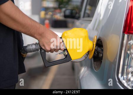Immagine ravvicinata dell'ugello per il rifornimento di carburante nel serbatoio dell'auto presso la stazione di rifornimento. Foto Stock