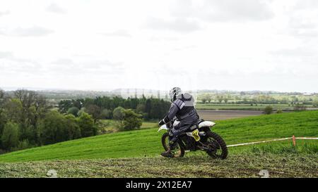 Azione dal Three Counties Spring Vintage Scramble a Hill End nel Worcestershire. Data foto: Domenica 14 aprile 2024. Foto Stock