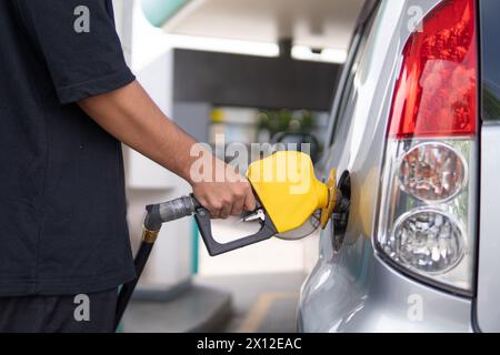 Immagine ravvicinata dell'ugello per il rifornimento di carburante nel serbatoio dell'auto presso la stazione di rifornimento. Foto Stock