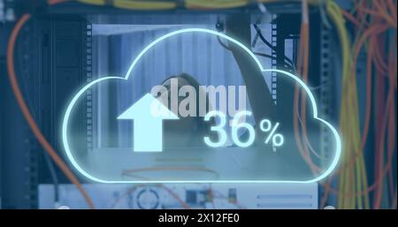 Immagine dell'icona delle nuvole sopra una lavoratrice caucasica che ispeziona la sala server Foto Stock