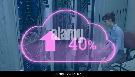 Immagine dell'icona delle nuvole sopra una lavoratrice caucasica che ispeziona la sala server Foto Stock