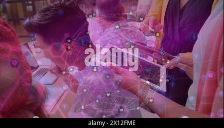 Immagine di una rete di connessioni con icone su diversi colleghi di sesso femminile e maschile in ufficio Foto Stock