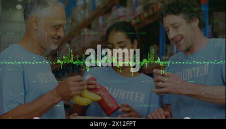 Immagine di grafici finanziari su lavoratori di magazzino di sesso femminile e maschile Foto Stock