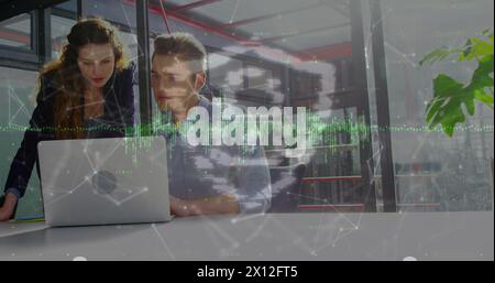 Immagine di un lucchetto digitale e grafici su colleghi caucasici felici in ufficio Foto Stock