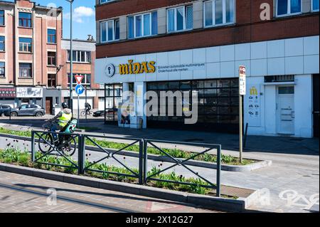 Schaerbeek, Bruxelles capitale, Belgio, 10 aprile 2024 - la catena di garage Midas per la manutenzione e la riparazione Foto Stock
