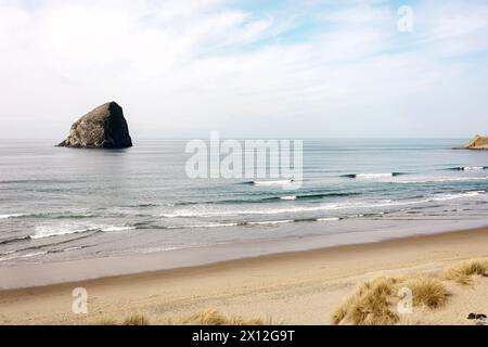 Haystack Rock in una giornata estiva a Pacific City, Oregon Foto Stock