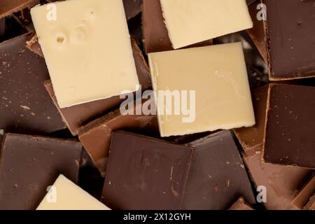 mescolate diversi tipi di cioccolato, bianco, amaro e cioccolato al latte Foto Stock