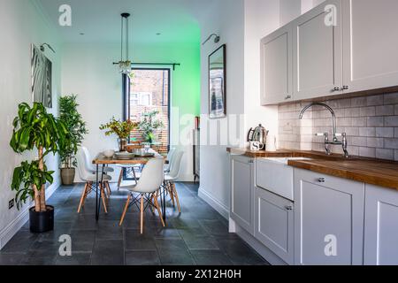 Cucina con area salotto nell'appartamento di Londra, Regno Unito Foto Stock