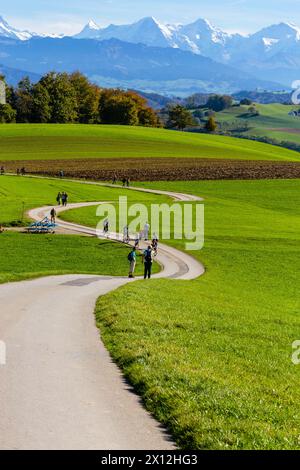 Bellissimo tra le montagne delle Alpi dalla cima del Gurten, il più grande parco pubblico di Berna, in Svizzera Foto Stock