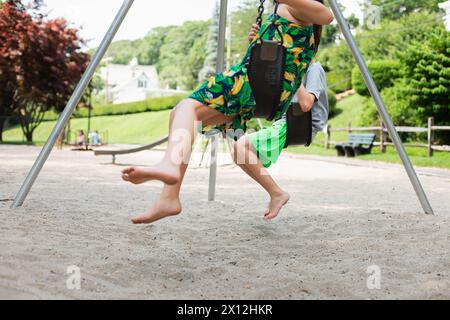 Due bambini su un altalena Foto Stock