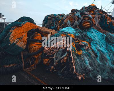 Consistenze aggrovigliate di reti da pesca in un mix di sfumature oceaniche Foto Stock