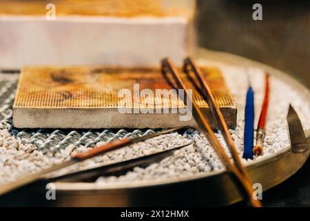 Primo piano di strumenti e apparecchiature per la saldatura di gioielli Foto Stock