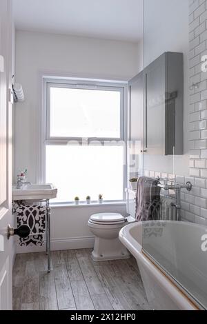 Bagno classico con vetri in vetro in London Flat, Regno Unito Foto Stock