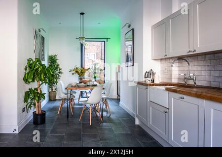 Cucina con area salotto nell'appartamento di Londra, Regno Unito Foto Stock