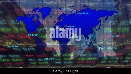 Immagine di linee sulla mappa sui numeri e sul trading board rispetto alla vista ad angolo basso degli edifici Foto Stock