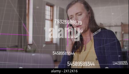 Immagine dei numeri e dell'elaborazione dei dati su una donna caucasica che utilizza lo smartphone Foto Stock