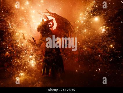 Una figura demoniaca durante l'ultima notte delle celebrazioni per la Festa Major de Gràcia. Plaza de la Vila de Gràcia - Barcellona - Spagna. Foto Stock