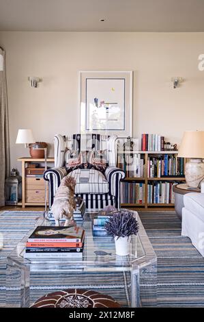 Poltrona imbottita e libreria nella residenza sul fiume Tamigi, Londra, Regno Unito Foto Stock