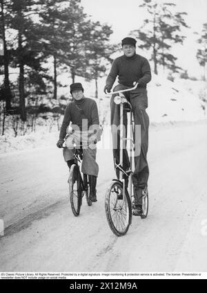 Sulla strada per Monte Carlo 1935. Il danese Danielsen sulla sua bicicletta extra alta il 18 gennaio 1935, quando lui e un amico hanno iniziato la corsa in bicicletta da record da Stoccolma a Monte Carlo sulla Costa Azzurra. Non solo la bici è alta e strana, ma indossa palafitte per raggiungere i pedali. Foto Stock