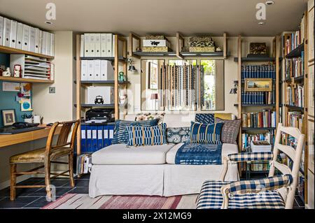 Tessuti assortiti, libri e file nell'ufficio domestico della residenza sul fiume Tamigi, Londra, Regno Unito Foto Stock