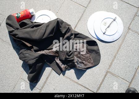 Calais! L'ultima tappa per i migranti sulla strada per il Regno Unito provenienti da varie culture lasciano il luogo con le loro impronte in memoria del loro viaggio Foto Stock