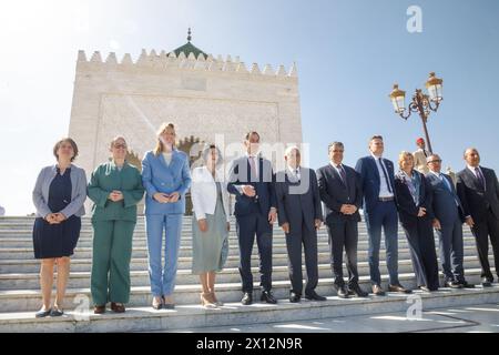 Rabat, Marocco. 15 aprile 2024. Segretario di Stato per la politica in materia di asilo e migrazione Nicole de Moor (2L), Ministro dell'interno Annelies Verlinden (3L), Ministro degli esteri Hadja Lahbib (4L), primo Ministro Alexander De Croo (C), il ministro della giustizia Paul Van Tigchelt (4R) e Veronique Petit (3R) hanno posato per una foto di famiglia durante una visita al Mausoleo di Mohamed V, a Rabat, domenica 14 aprile 2024. Diversi membri del governo federale belga e imprenditori belgi sono in visita ufficiale in Marocco dal 14 al 16 aprile 2024. BELGA FOTO HATIM KAGHAT credito: Belga News Agency/Alamy Live News Foto Stock