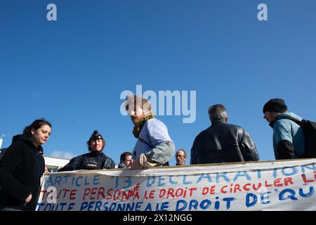 Calais! L'ultima tappa per i migranti sulla strada per il Regno Unito provenienti da varie culture lasciano il luogo con le loro impronte in memoria del loro viaggio Foto Stock