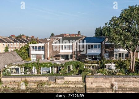 Sviluppo del lungomare nel centro commerciale Chiswick sul fiume Tamigi, Londra, Regno Unito Foto Stock
