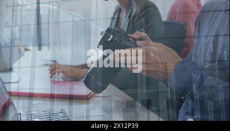 Immagine di statistiche ed elaborazione dei dati finanziari su una donna che utilizza lo smartphone Foto Stock